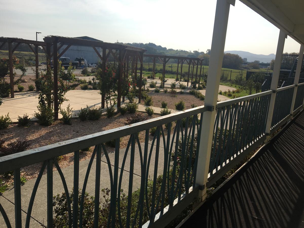 Travelodge By Wyndham Fairfield/Napa Valley Exterior photo